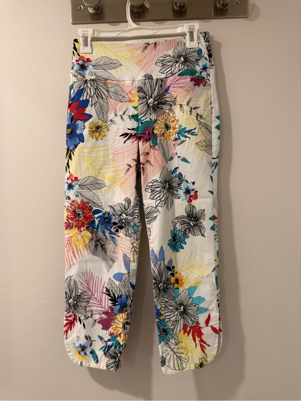 Swing Control White Floral Capri Pants with Multicolor โณ๏ธ Golf